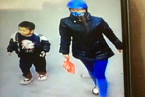 Bé trai khoảng 4 tuổi bị bỏ rơi ở Phủ Tây Hồ