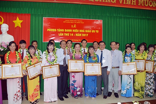 Sóc Trăng trao tặng danh hiệu Nhà giáo Ưu tú cho 30 cá nhân