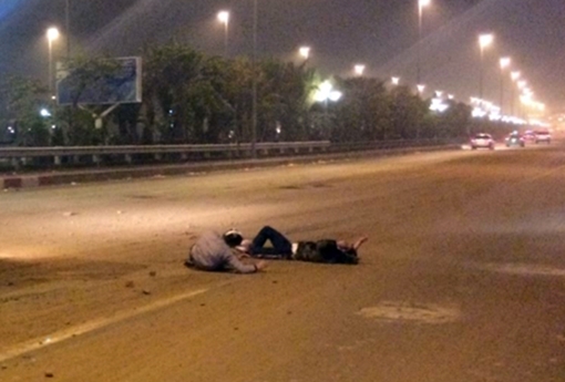 Truy tìm xe tải làm rơi vãi đất cát trên cầu Nhật Tân