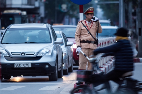 Chiến sĩ CSGT gồng mình trong giá lạnh điều tiết giao thông