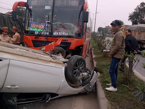 Va chạm với xe khách, Kia Cerato lật ngửa trên đường