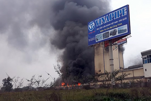 Khói lửa ngùn ngụt tại nhà máy thức ăn chăn nuôi ở Hải Dương