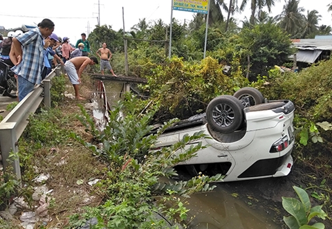 Xe con kéo đổ 10m taluy rồi lật ngửa dưới mương