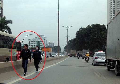 Nguy hiểm rình rập người đi bộ phớt lờ quy định