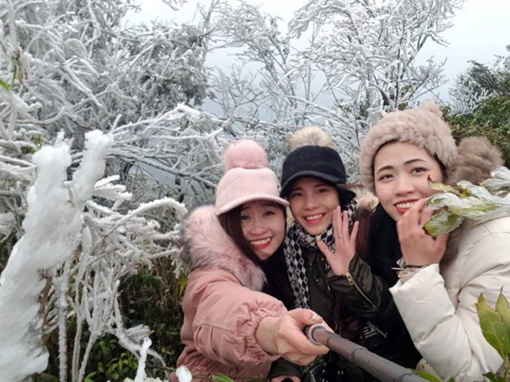 Lạnh sâu, đỉnh Mẫu Sơn ngày thứ 2 chìm trong băng giá