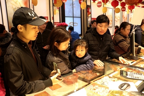 Dân Hà Nội xếp hàng mua vàng ngày vía Thần Tài