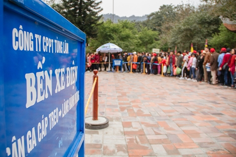 Dự lễ hội Yên Tử, du khách kẹt cứng ở bến xe điện