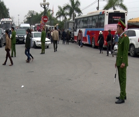 Lập hàng rào sắt để ngăn người dự lễ ném tiền lên kiệu ấn