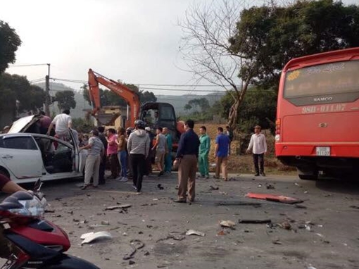 Hai bố con kẹt cứng trong ô tô sau tai nạn