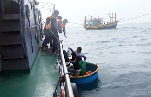 Cứu sống 7 ngư dân chìm tàu trên biển