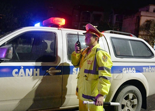 Cảm động câu chuyện CSGT vượt 20km đường tắc cứu cháu bé
