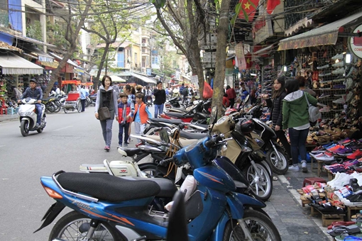 Nghịch lý xe máy để vỉa hè, lòng đường thành nơi đi bộ