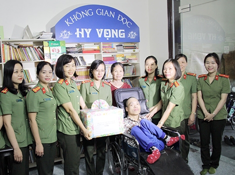 Thăm và tặng gần 60 đầu sách cho không gian đọc Đỗ Hà Cừ