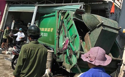 Xe chở rác lao vào nhà dân, 3 người bị thương nặng
