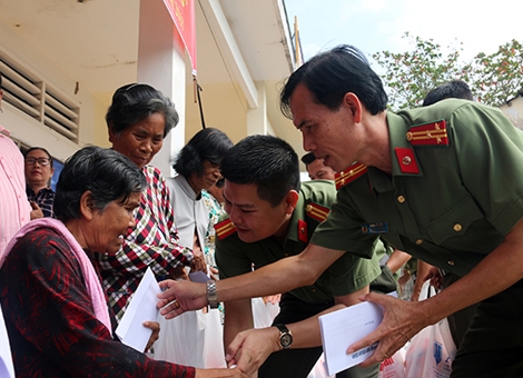 Người nặng lòng với công tác  chính trị, tuyên truyền