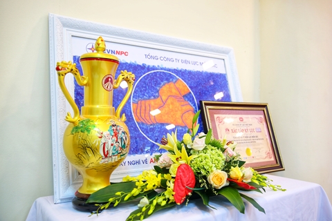 Xác lập kỷ lục Bức tranh có nhiều dấu vân tay nhất Việt Nam