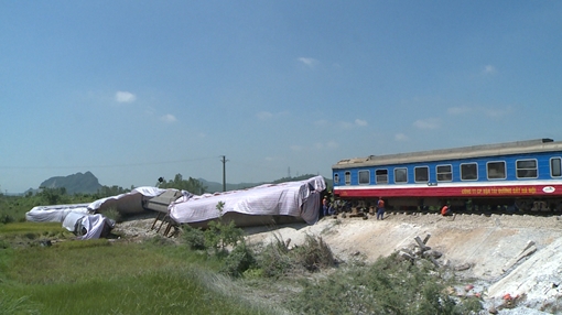 Khởi tố 2 nhân viên gác chắn vụ tai nạn lật tàu hỏa