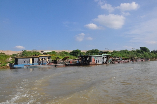 Mật phục bắt giữ cát tặc trên sông Hồng