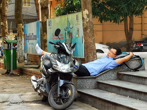 Chờ con thi cấp 2, phụ huynh ngủ ngay bậc thềm trường thi