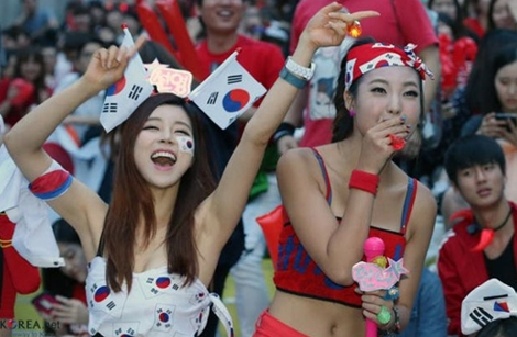 Nhan sắc không thể rời mắt của những nữ CĐV xứ sở Kim Chi