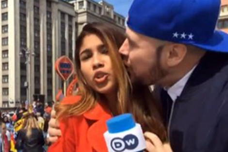 Nữ phóng viên World Cup  bị sàm sỡ ngay trước ống kính truyền hình