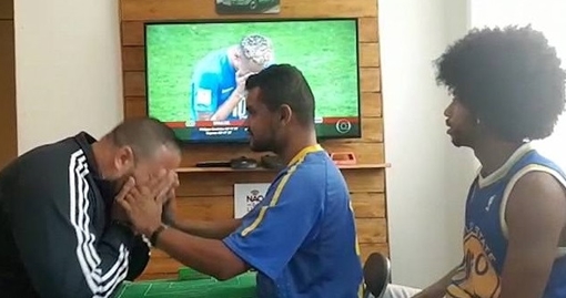 Cảm động người vừa khiếm thính vừa khiếm thị lần đầu xem World Cup