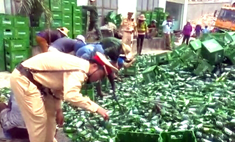 Xe chở bia bị lật, CSGT gom hàng giúp tài xế