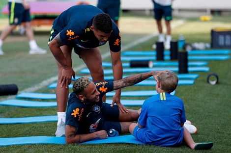 Neymar rạng rỡ vì được con trai tới sân tập cổ vũ