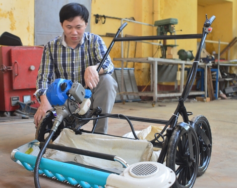 Chế tạo thành công máy thu hoạch rau má bằng động cơ xăng