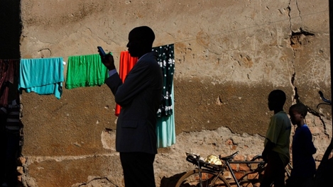 Chính quyền Uganda đánh thuế người dân dùng mạng xã hội