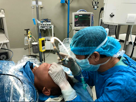 Con đỉa sống hơn 1 tháng trong họng một em bé