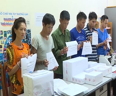 4 tên buôn ma túy ở Sơn La đóng cửa cố thủ cùng 8 bánh heroin và súng