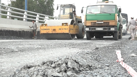 Công trình cầu vượt hàng trăm tỷ đồng, vừa thông xe đã hư hại