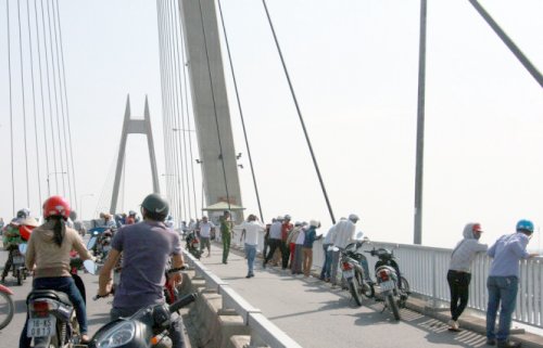 Cảnh sát Đường thủy Hải Phòng kịp thời cứu thanh niên nhảy cầu Bính