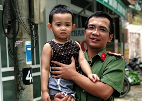 Thượng úy công an cứu 2 người đuối nước