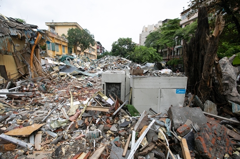 Đường Phan Kế Bính sau giải tỏa là một đống rác giữa Thủ đô