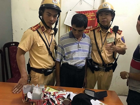 CSGT bắt quả tang U60 đang “ship” ma túy cho khách