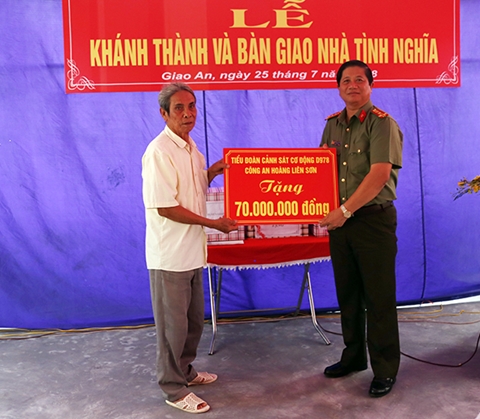 Trao nhà tình nghĩa tặng thân nhân liệt sỹ CAND Đinh Văn Chung