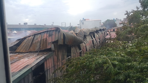 Tiểu thương đau xót nhìn cảnh hàng hoá thành tro