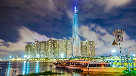 Người dân Sài Gòn háo hức chờ đón giây phút thắp sáng tòa tháp cao nhất Việt Nam