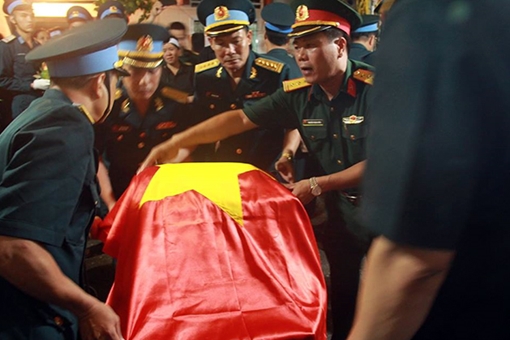 Nghẹn ngào tiễn đưa hai liệt sĩ phi công trở về với đất mẹ