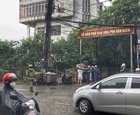 Lửa bao trùm cột điện trong cơn mưa