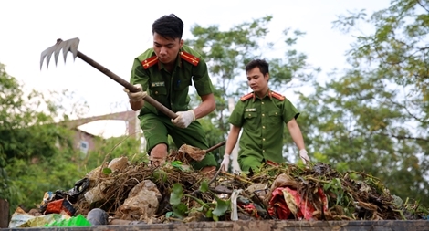 Rác ngập khắp nơi, lực lượng Công an giúp dân dọn rác