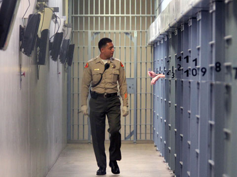 Viên chức nhà tù bị bắt  vì bán ma túy và quan hệ với tù nhân