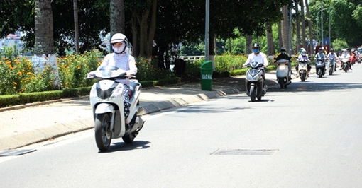 Hà Nội nóng rát người trước bão