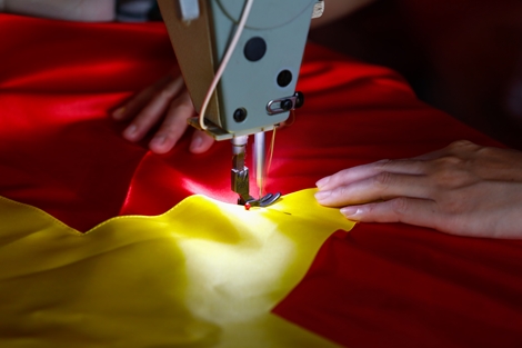 Truyền thống làm cờ Tổ Quốc của một gia đình Hà Nội