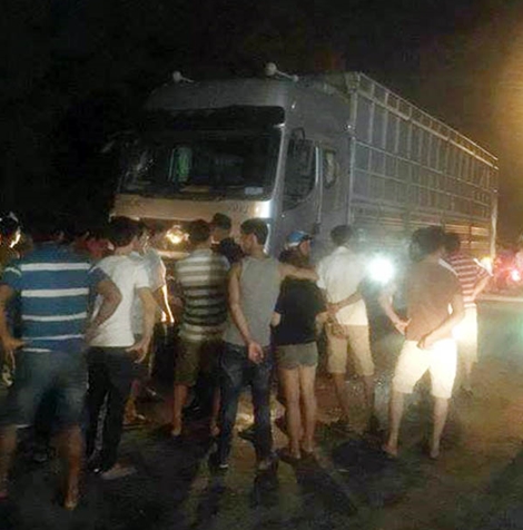 Cứu người bị tai nạn, 6 người bị xe tải tông thương vong