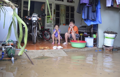 Mưa ập đến lúc nửa đêm, TP Điện Biên Phủ "chìm nghỉm" trong nước
