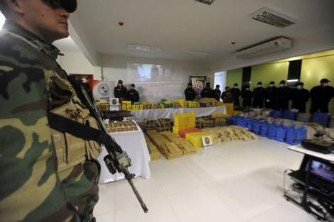 Kho vũ khí của cảnh sát bị đánh cắp, thay thế bằng súng nhựa