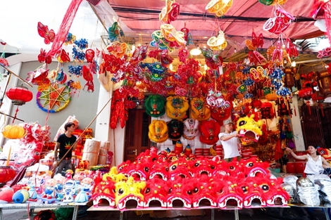 Đồ chơi trung thu truyền thống rực đỏ phố Hàng Mã